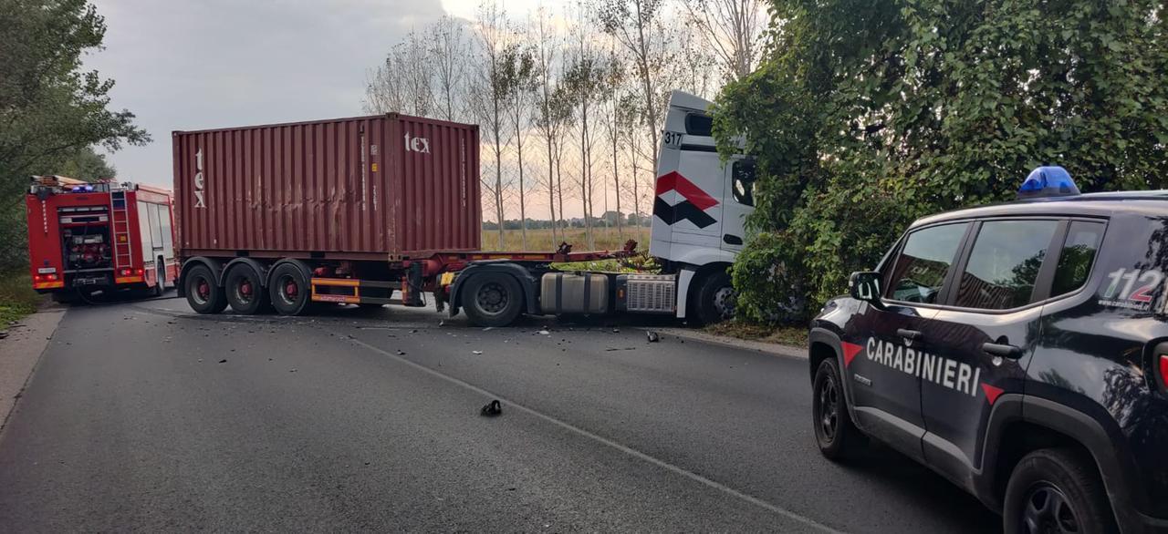Schianto tra auto e Tir sulla Cispadana, gravissimo un 42enne