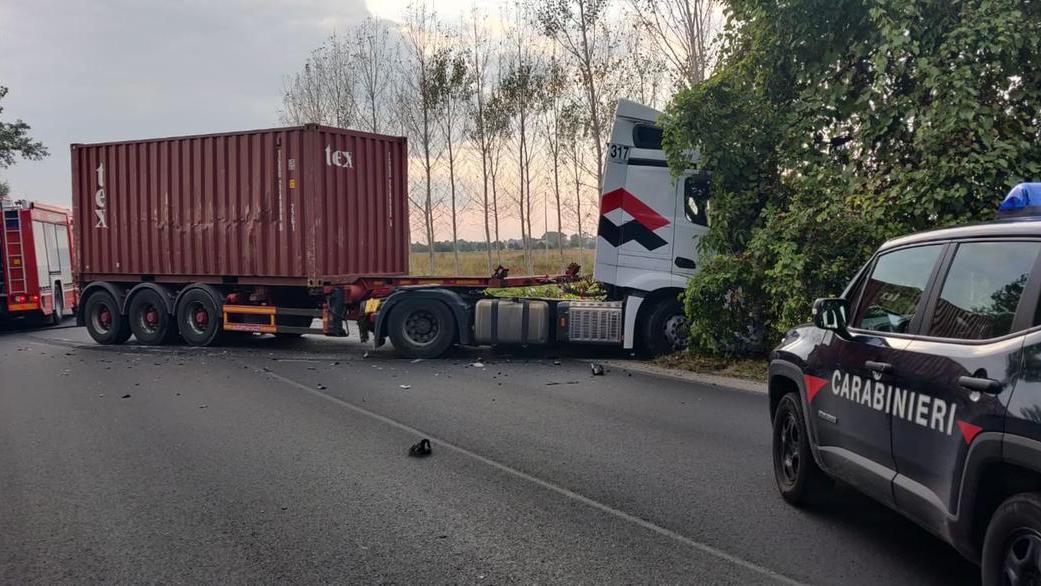 Schianto tra auto e Tir sulla Cispadana, gravissimo un 42enne