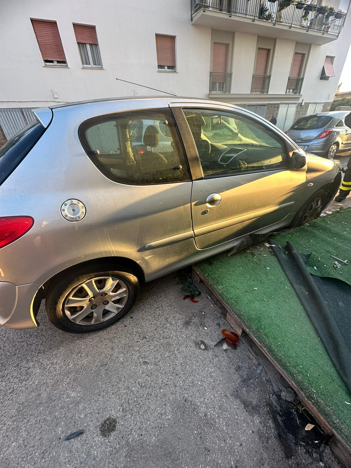 Panico a Sassari, auto travolge la pedana di un bar: ferito un 48enne