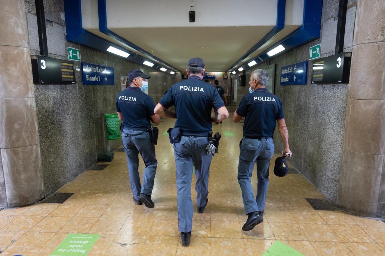 Ferrara, 13enne molestata sul treno: 25enne a processo per violenza sessuale