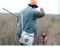 Cacciatore spara a un animale ma ferisce una donna in cortile