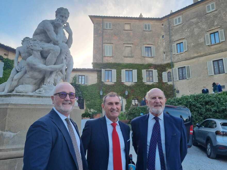 
	Il presidente della Bcc Ciulli, il direttore Mannari e Gaddo della Gherardesca all&rsquo;ingresso del castello

