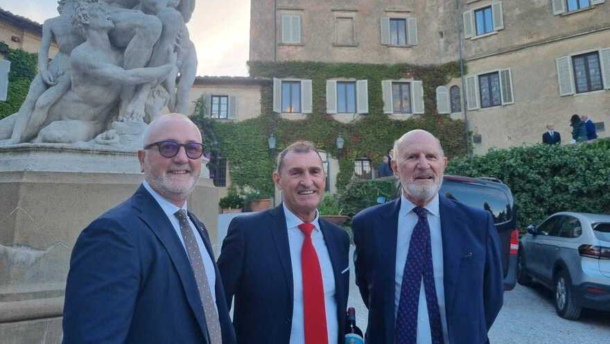 Il presidente della Bcc Ciulli, il direttore Mannari e Gaddo della Gherardesca all’ingresso del castello