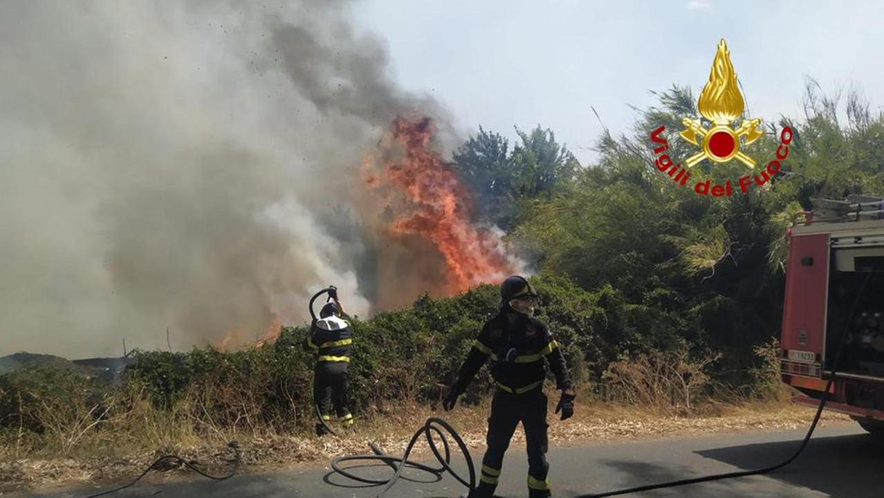 Santa Giusta, a fuoco il canneto all’ingresso del paese