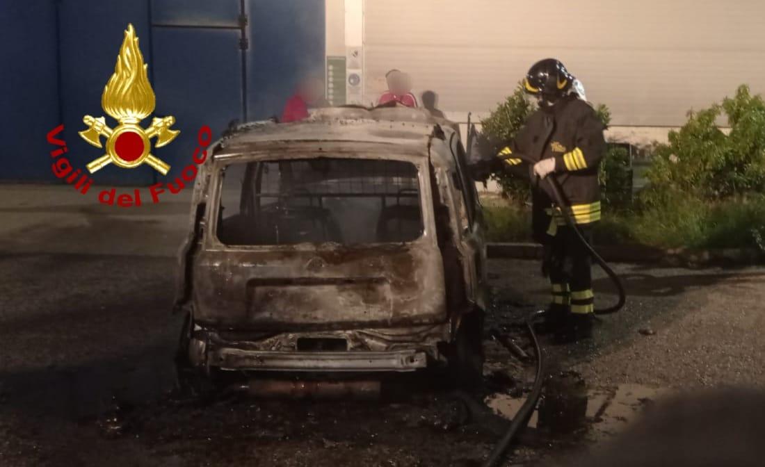 Telti, a fuoco un’auto all’interno di un’officina
