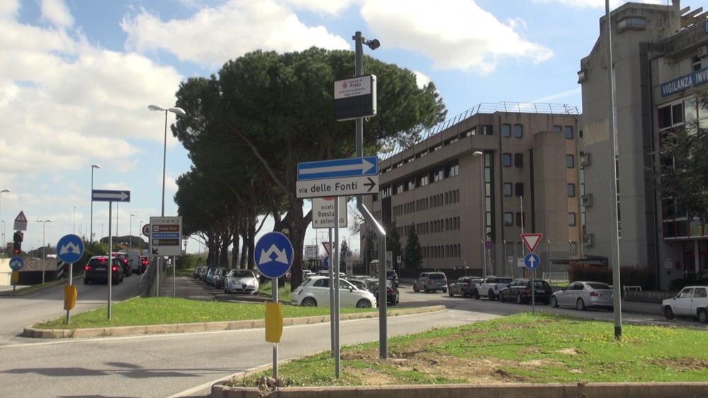 Il varco controllato dalla telecamera davanti alla Questura