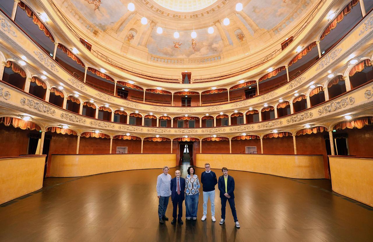 Un teatro Storchi così, non l’avete mai visto: sedute assenti e parquet tutto rimesso a nuovo