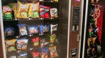 Cagliari, scassinava i distributori automatici di snack: arrestato