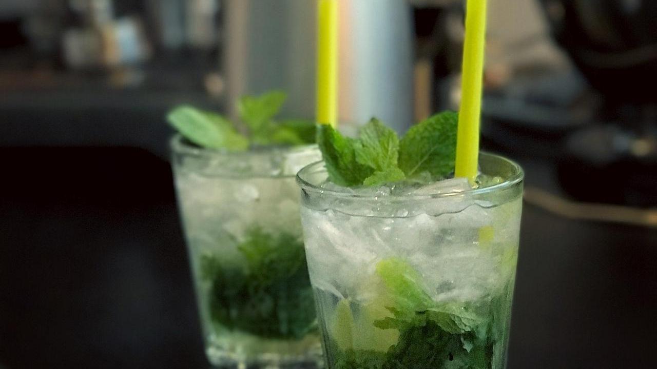 Al bancone del bar regna sempre il Gin. Whisky, rum e vodka sono a un passo