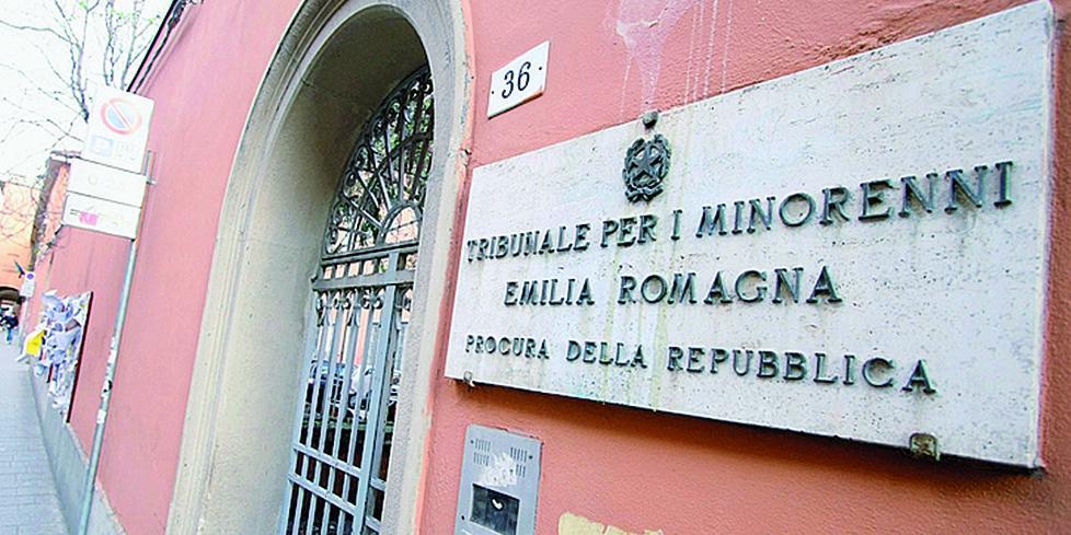 Reggio Emilia, stupra la compagna di scuola