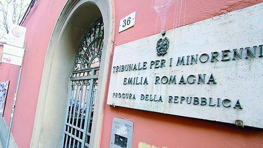 Reggio Emilia, stupra la compagna di scuola