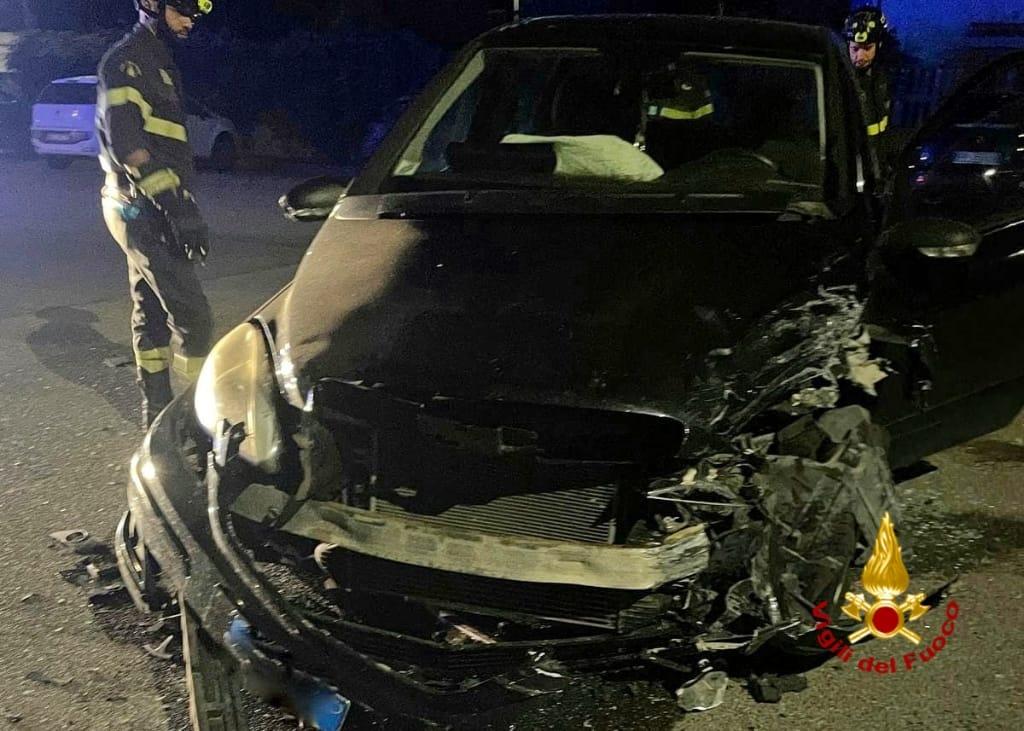 Santa Giusta, si scontrano con una vettura e si dileguano: indagini in corso