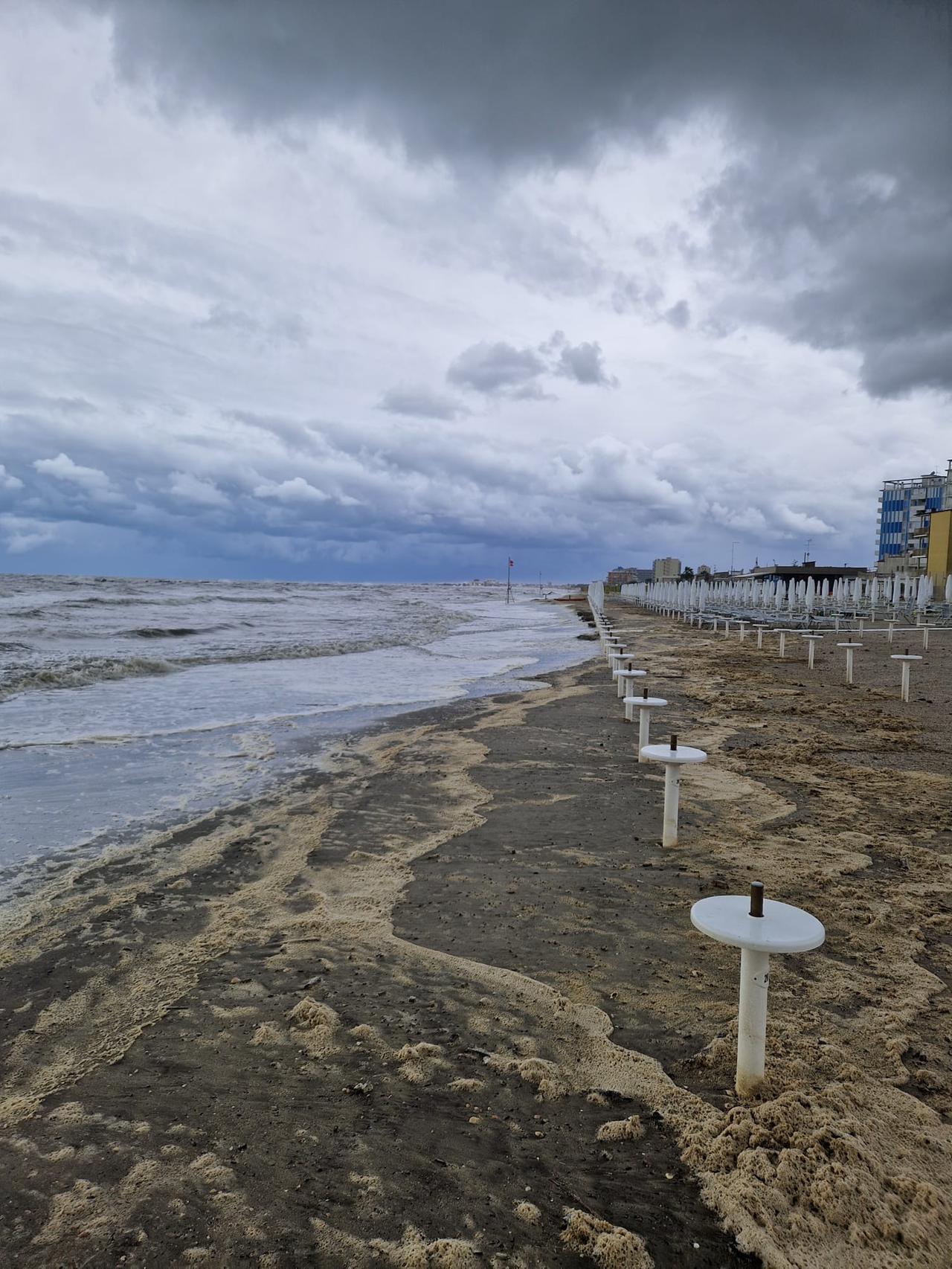Lido Scacchi, il mare risale e mangia l’arenile: «Ma non ci fermiamo»