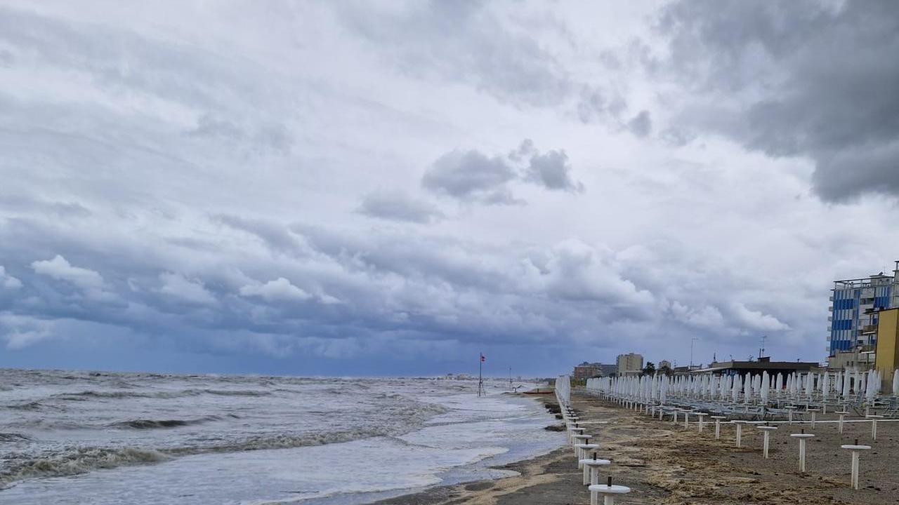 Lido Scacchi, il mare risale e mangia l’arenile: «Ma non ci fermiamo»