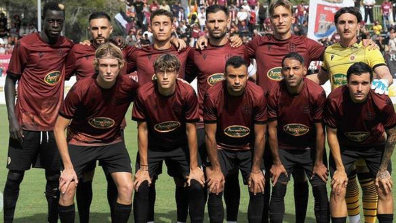 La formazione del Livorno (Foto Giancarlo Grassi)