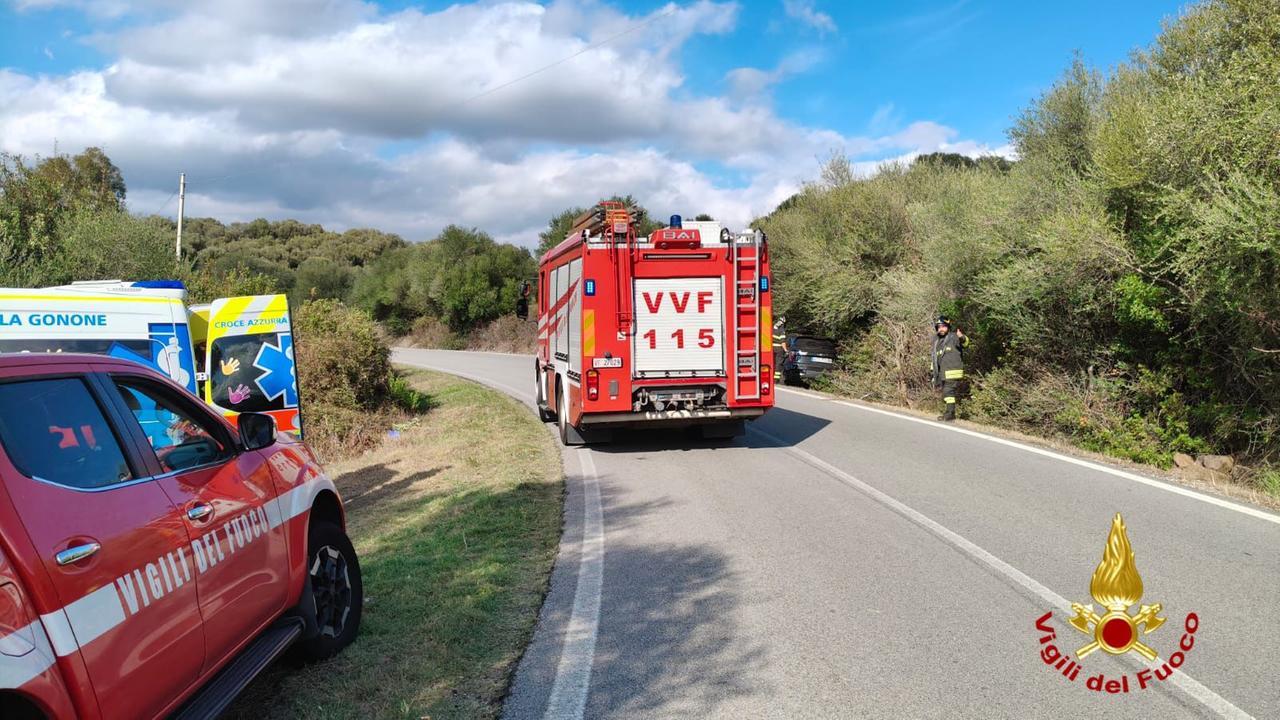 Dorgali, finiscono con l’auto in cunetta: feriti due turisti tedeschi