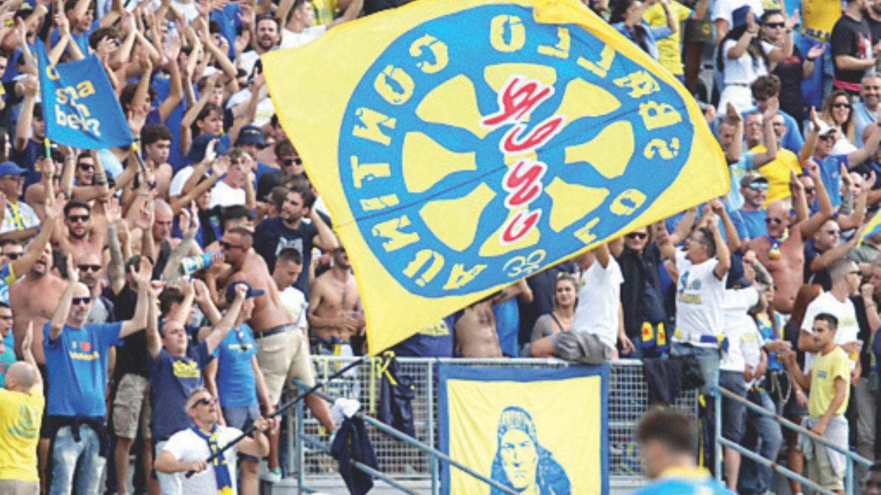 
	La curva nord della Carrarese

