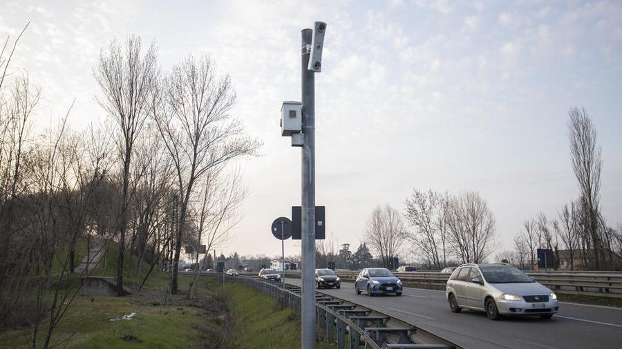 Modena, il Comune: «L’autovelox in tangenziale è in regola e non si spegne»
