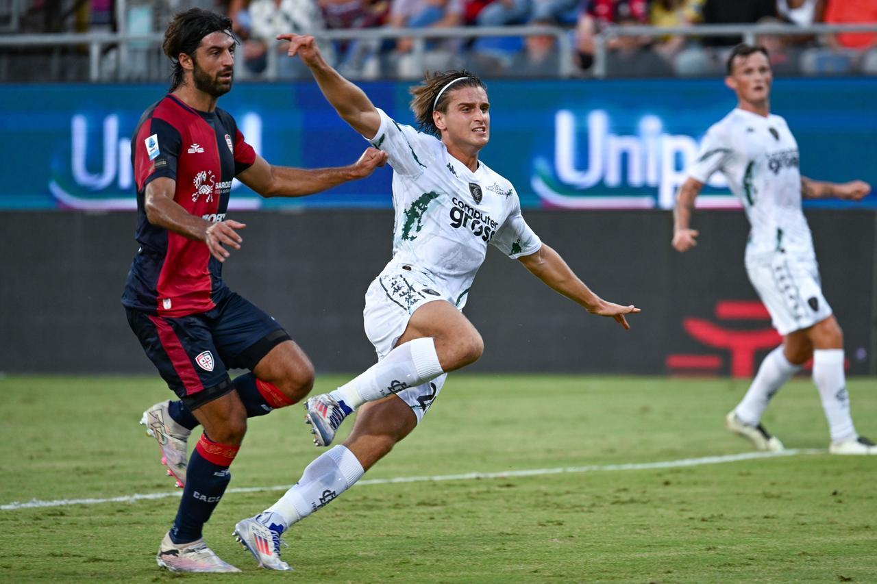 
	Lorenzo Colombo segna il primo gol sotto gli occhi dell'ex Sebastiano Luperto

