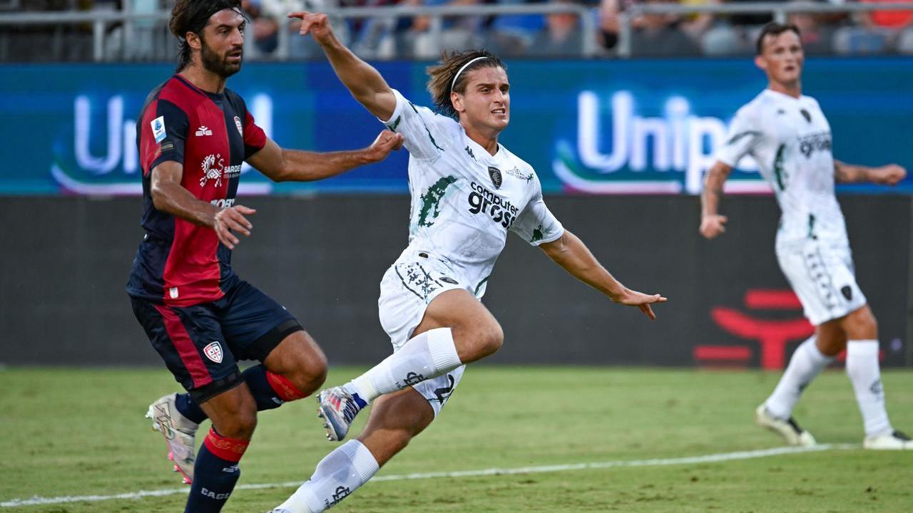 Lorenzo Colombo segna il primo gol sotto gli occhi dell'ex Sebastiano Luperto