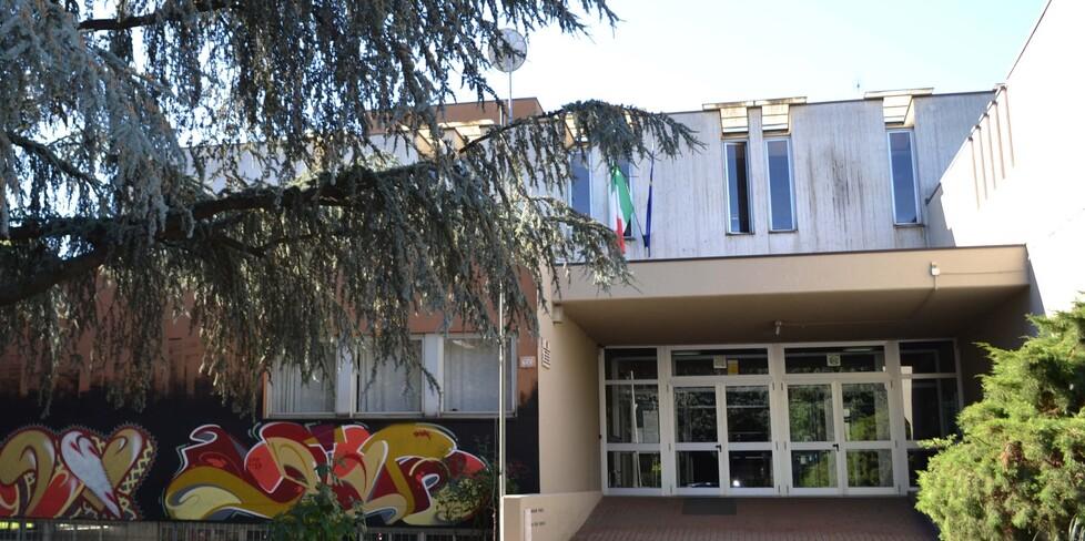 Vignola, bidella del Paradisi travolta dagli studenti finsce all’ospedale