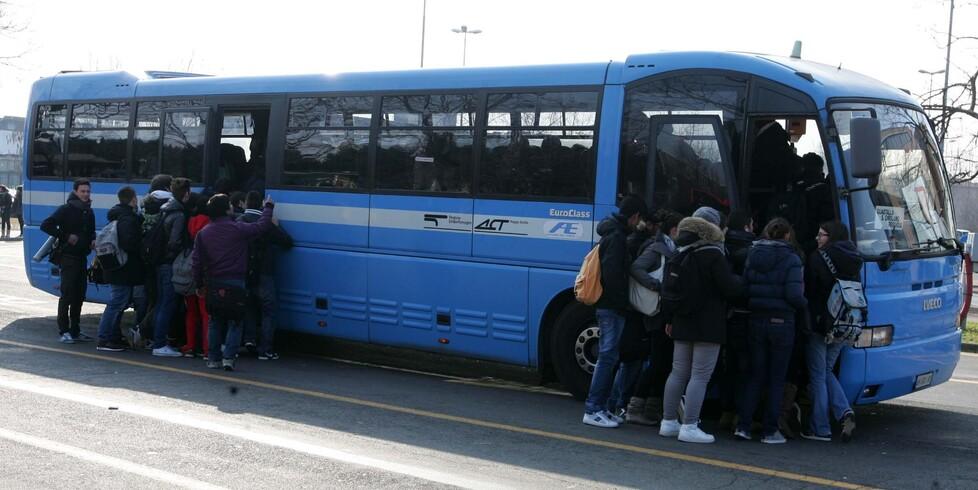 Modena, l'autobus è in ritardo e ha un guasto: donna incinta resta a piedi