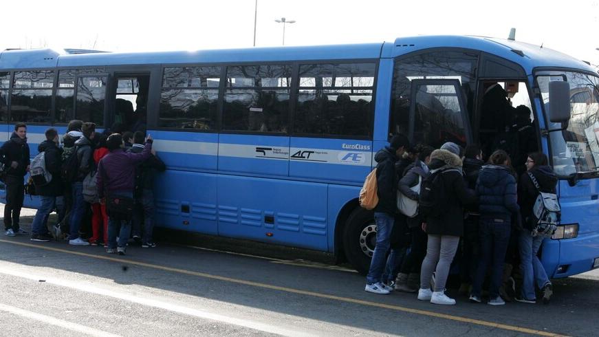 Modena, l'autobus è in ritardo e ha un guasto: donna incinta resta a piedi