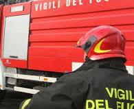 Comacchio, cerca di evitare l’incidente frontale e finisce fuori strada con l’auto