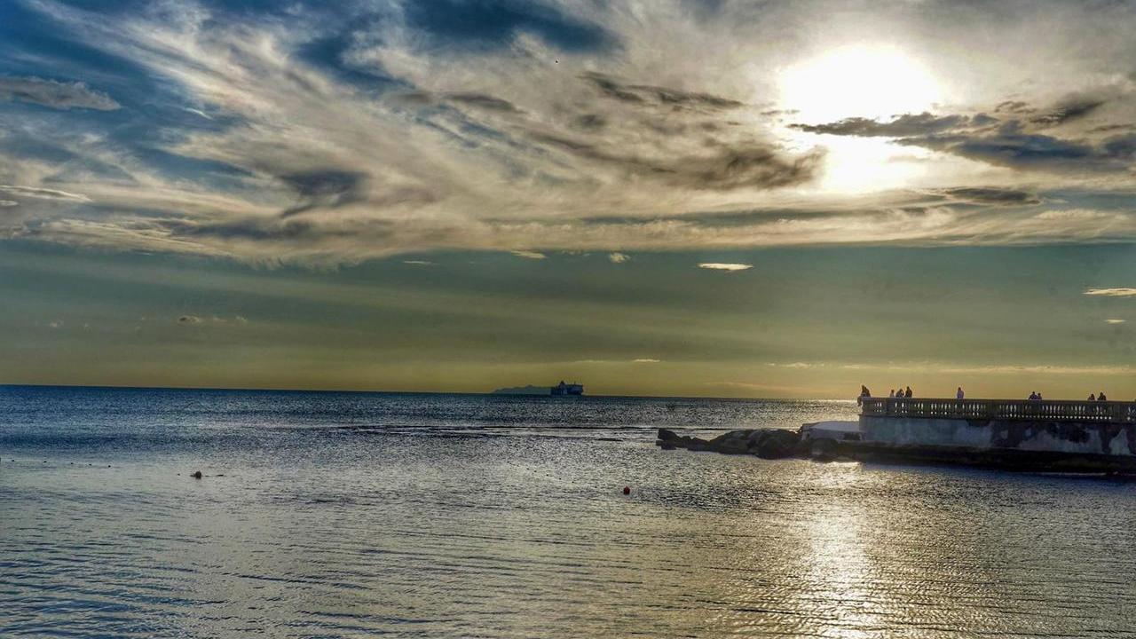 Livorno riflessa, quando il tramonto abbraccia tutto