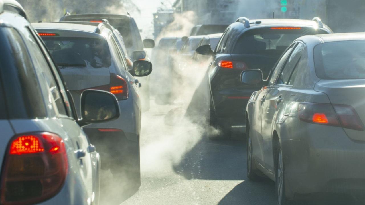 Vecchie e inquinanti: le auto peggiori d’Italia sono in Sardegna