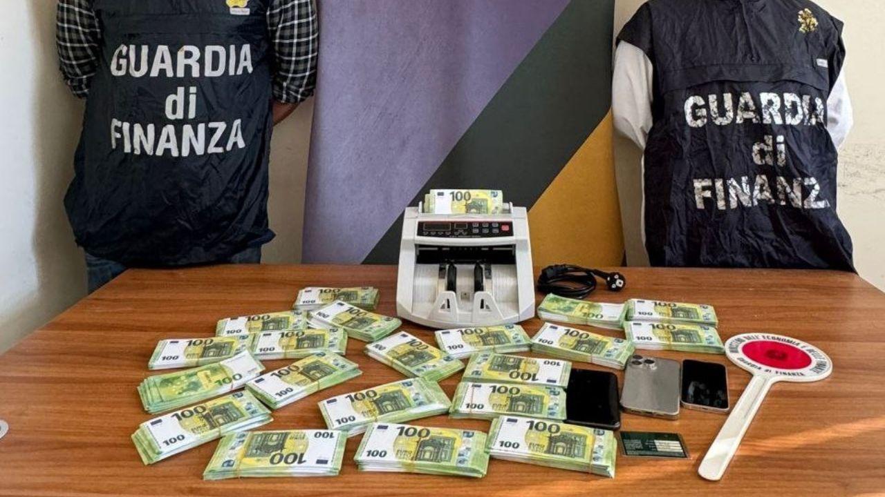 Il denaro sequestrato dalle fiamme gialle (foto Guardia di Finanza)