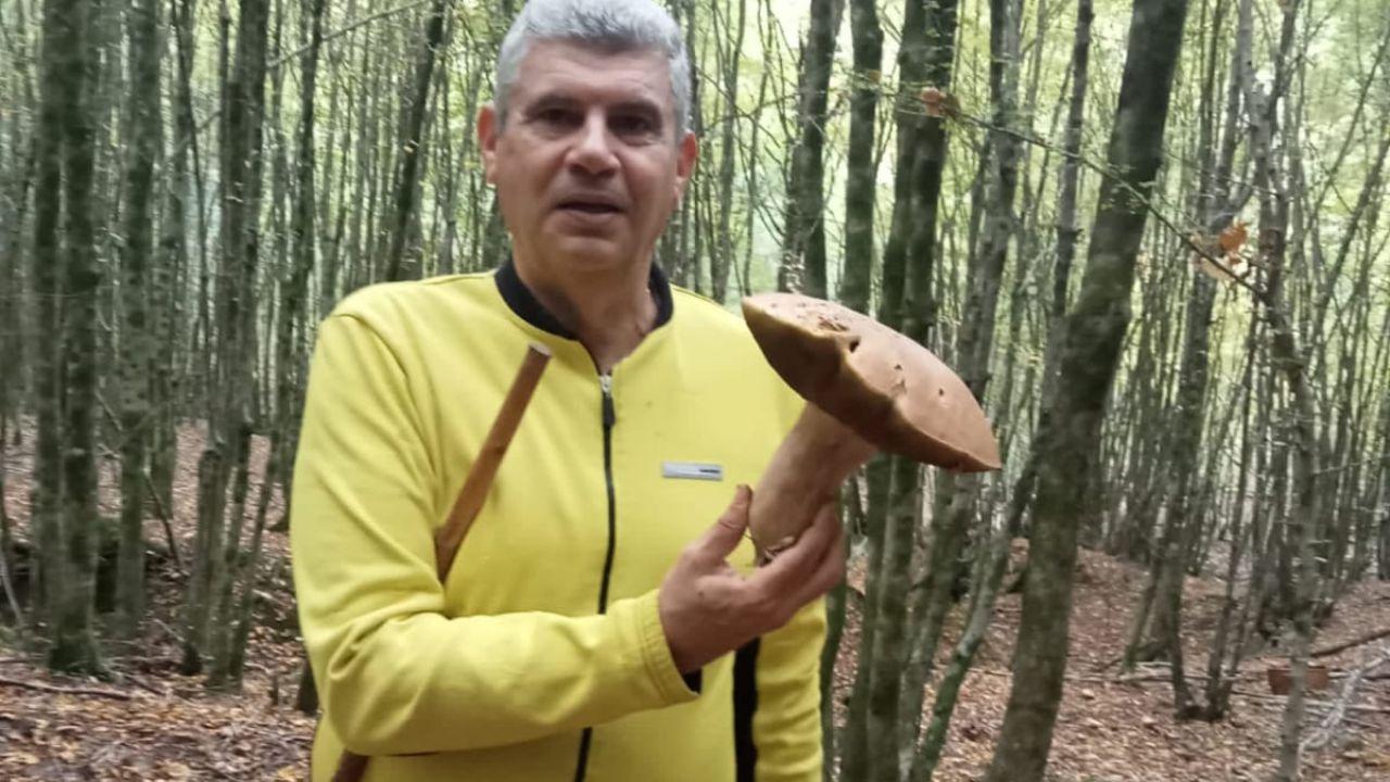 L’agronomo Fabio Tinti con uno splendido porcino