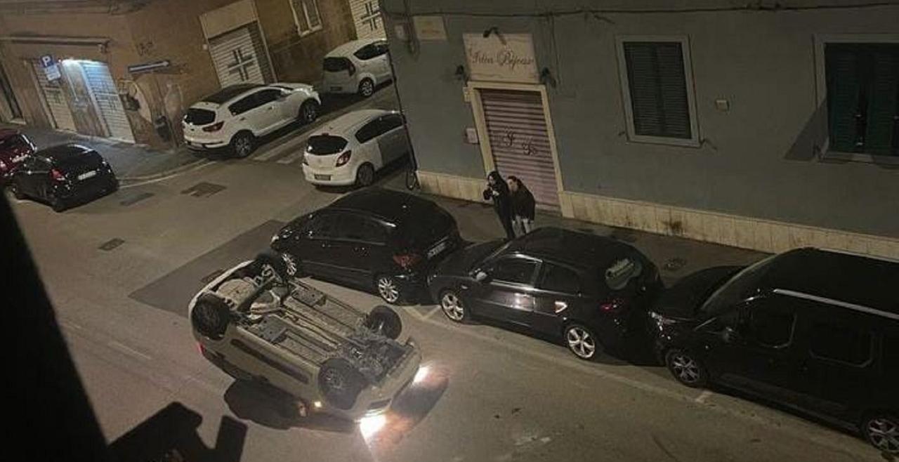 
	L'auto ribaltata (foto Livornogramm)

