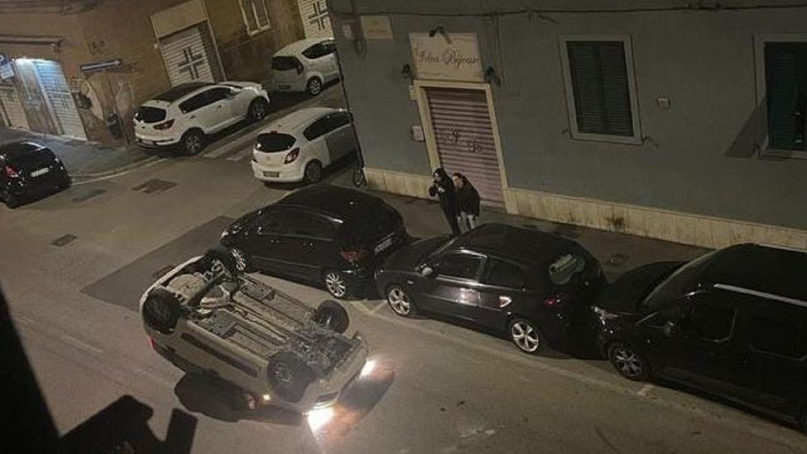 L'auto ribaltata (foto Livornogramm)