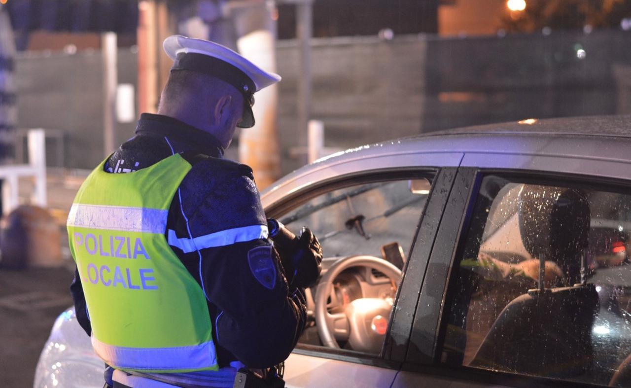 Modena, guida completamente ubriaco e si ferma in mezzo alla strada