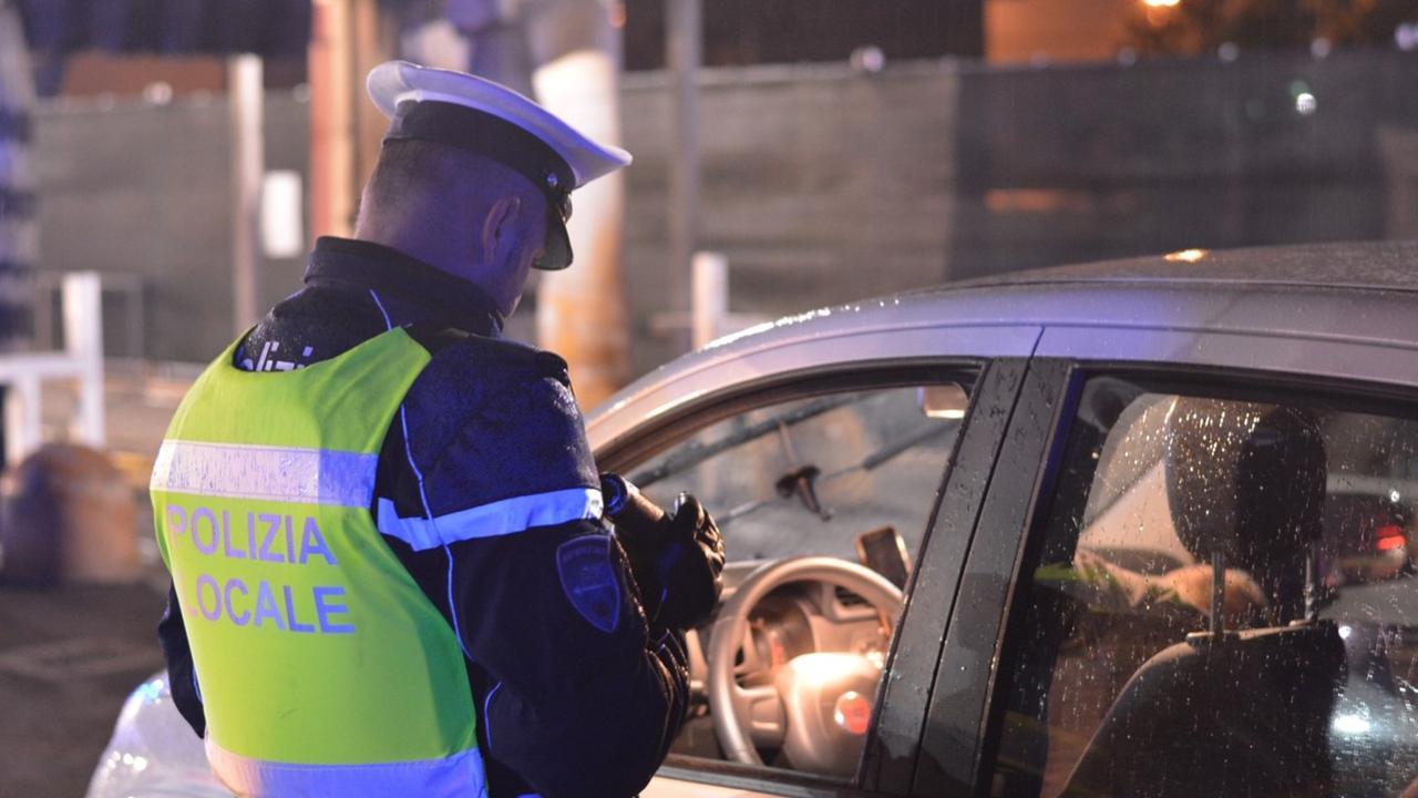 Modena, guida completamente ubriaco e si ferma in mezzo alla strada