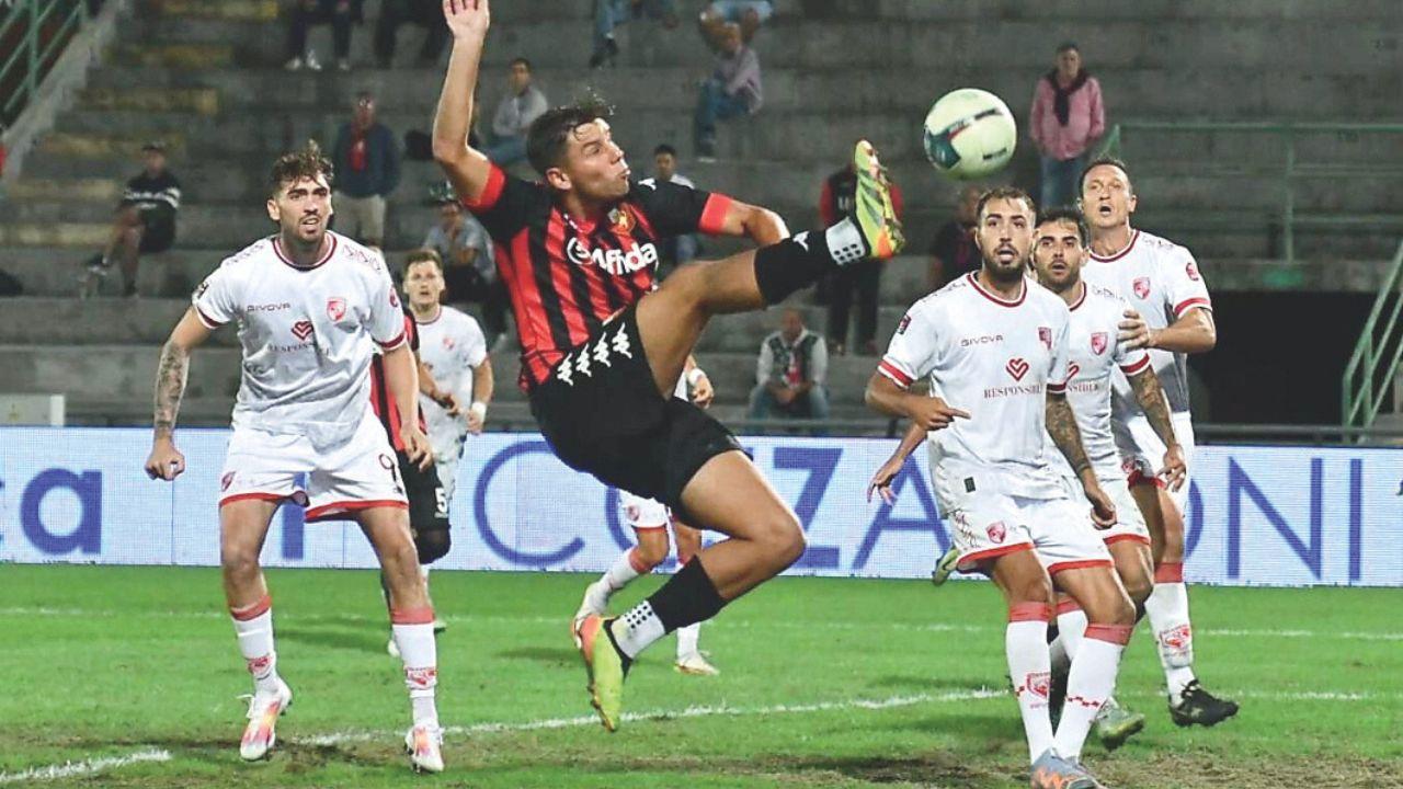 Luca Sasanelli colpisce la palla in acrobazia: da questo gesto nasce il gol del pareggio di Quirini nel match contro il Rimini