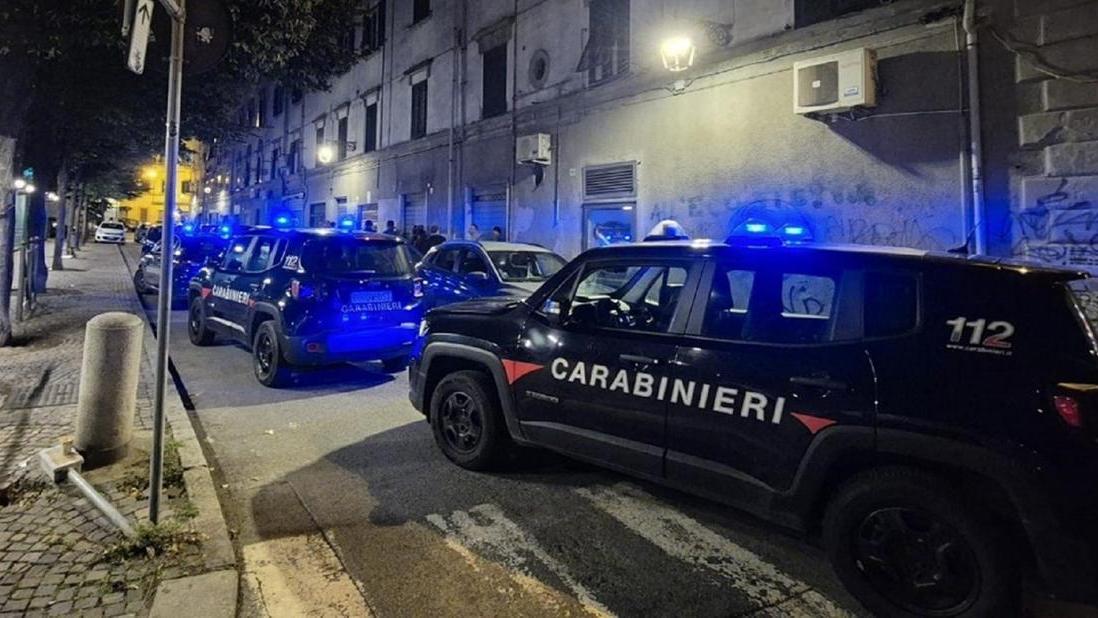 Le pattuglie dei carabinieri in piazza Garibaldi