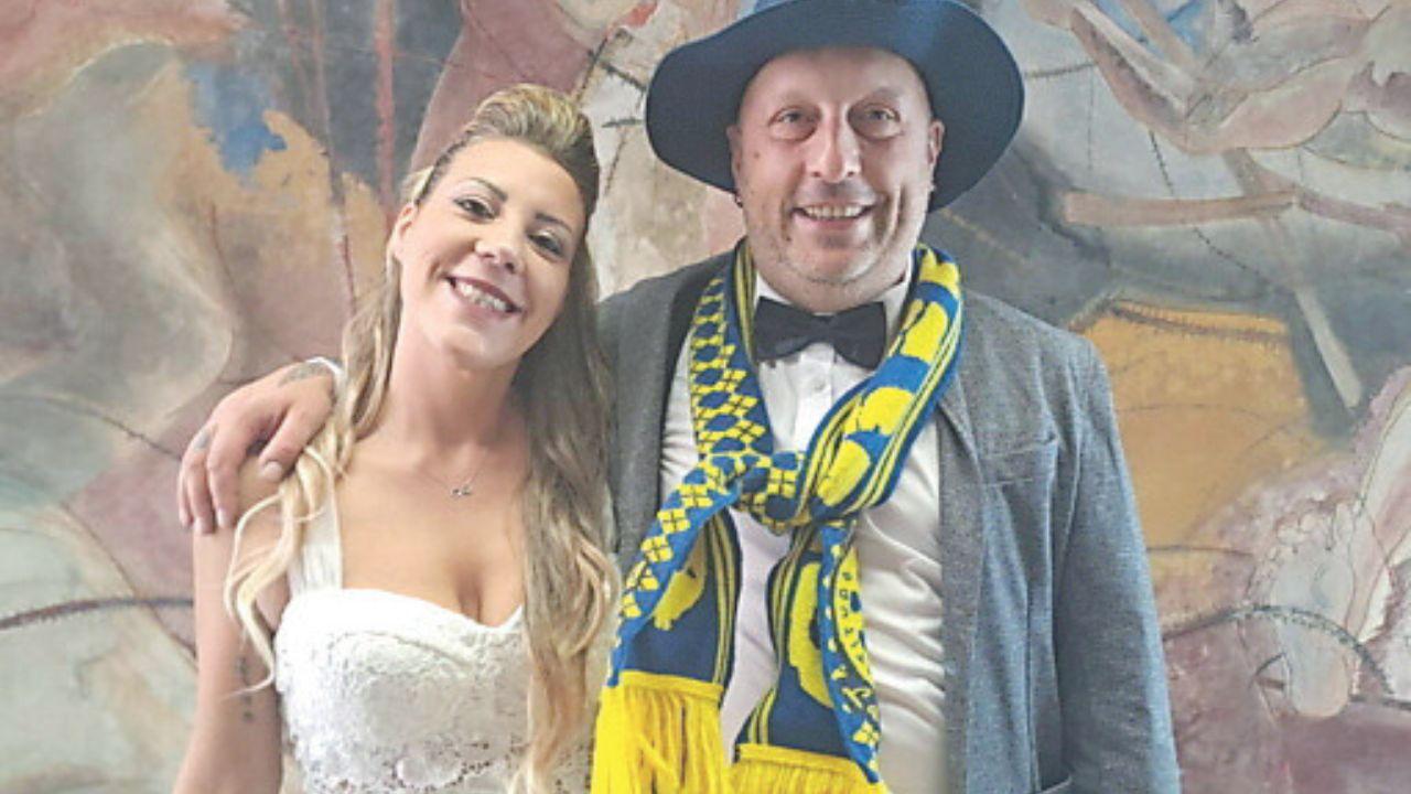 
	Irene Di Rienzo e Francesco Galleni, con la sciarpa gialloazzurra al collo, subito dopo il fatidico &ldquo;s&igrave;&rdquo; di ieri mattina a palazzo civico

