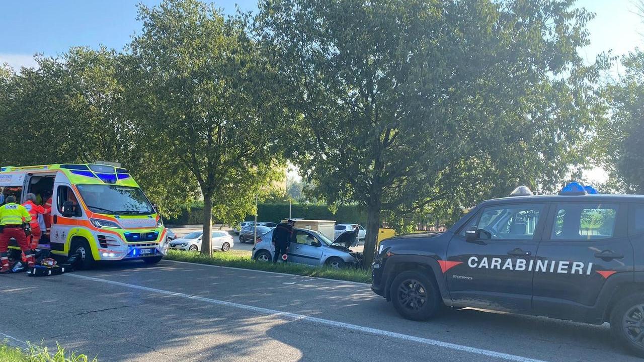 Si schianta in auto contro un albero e muore