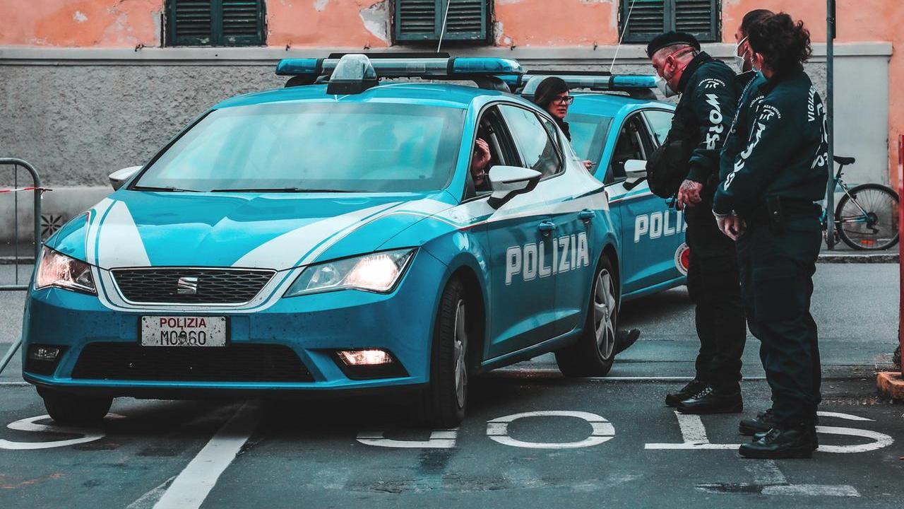 Volanti della polizia all'ingresso dell'ospedale (foto d'archivio)