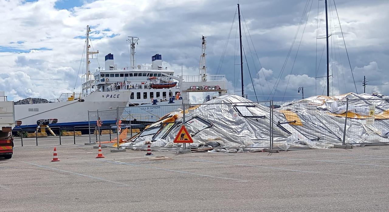 La Maddalena, dopo la bonifica ancora rifiuti in banchina: proteste sui social
