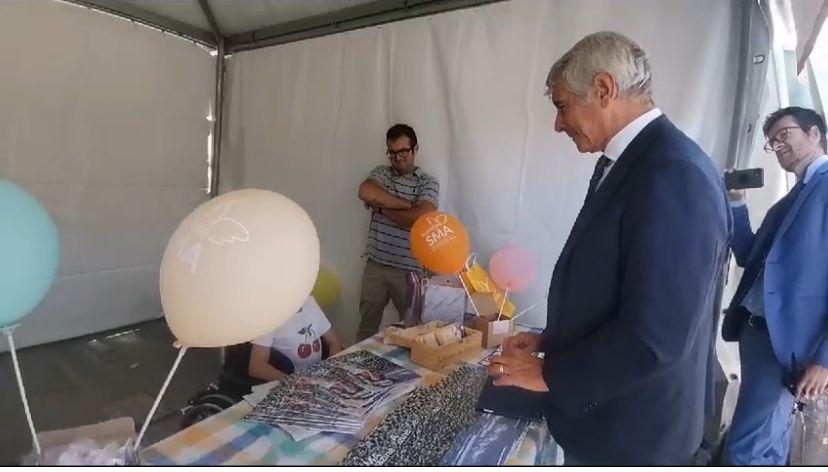 Viareggio, la piccola Agata (affetta da atrofia muscolare) al ministro: «Troppi scalini in giro per me, eliminateli»