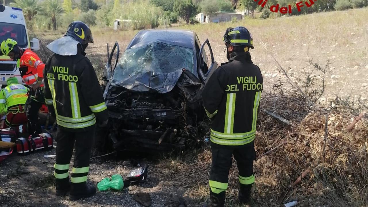 Auto si schianta contro le barriere sulla 131 Dcn: una donna trasportata in ospedale con l’elisoccorso