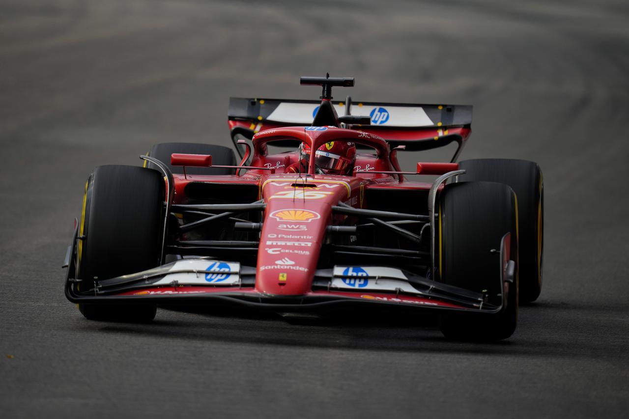 Qualifica da incubo per la Ferrari a Singapore: 9° Leclerc e 10° Sainz