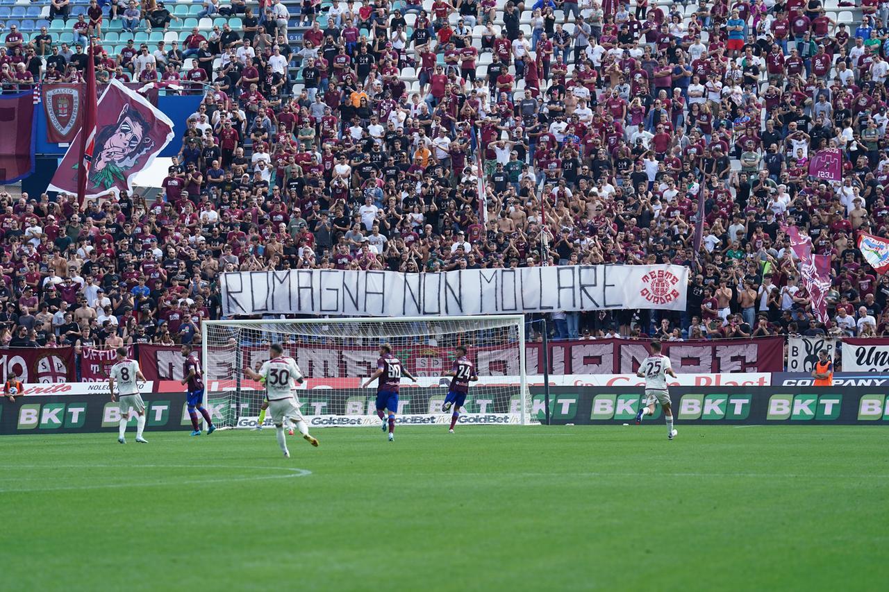 Romagna non mollare : striscione dei tifosi della Reggiana per le popolazioni alluvionate