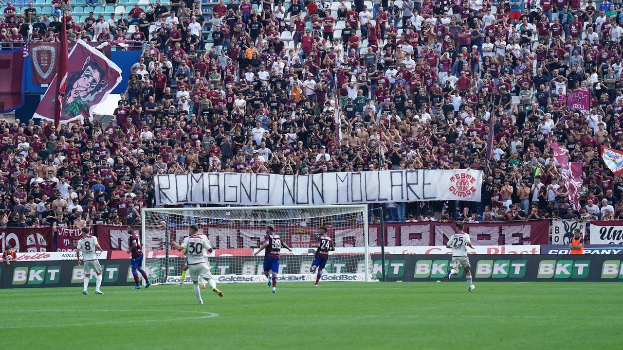 Romagna non mollare : striscione dei tifosi della Reggiana per le popolazioni alluvionate