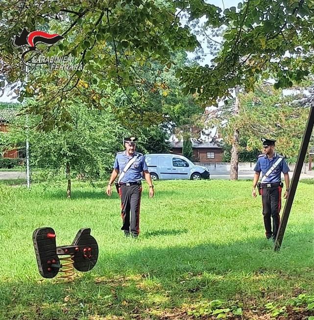Filo di Argenta, trova una bomba nel parco mentre cerca le monete