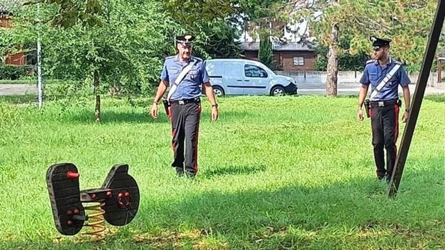 Filo di Argenta, trova una bomba nel parco mentre cerca le monete