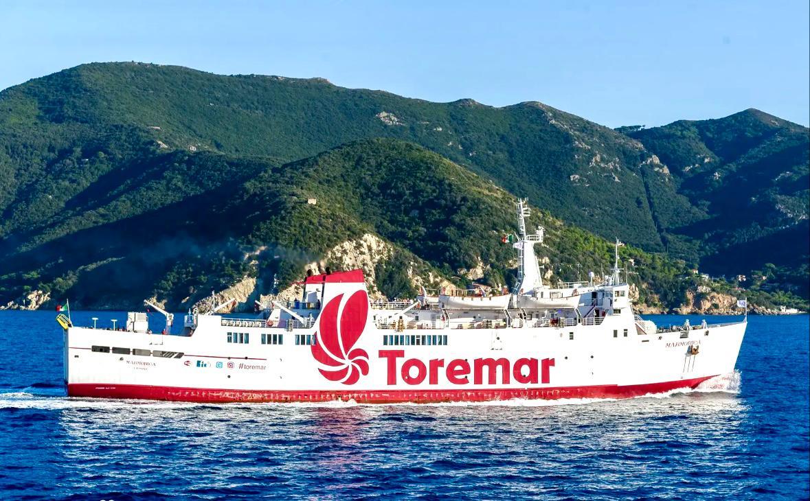 Una nave della Toremar, dove Tesei è stato direttore del personale